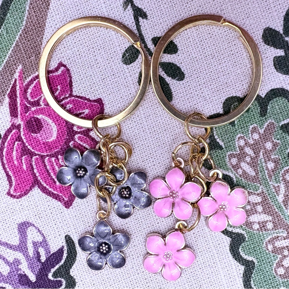 NWOT Gold Floral Keychain Set w/Pink and Black/Dark Gray Charms - 🌸🌸🌸